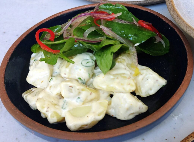 Salada de batata com cebola roxa, agrião e maionese de mostarda Dijon. | Foto: Anacreon de Téos