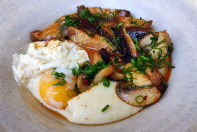 Polenta branca, com mascarpone , cogumelos picantes e um ovo de gema mole por cima... | Foto: Anacreon de Téos