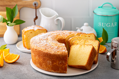 Saiba como preparar um delicioso e perfumado bolo de laranja com calda