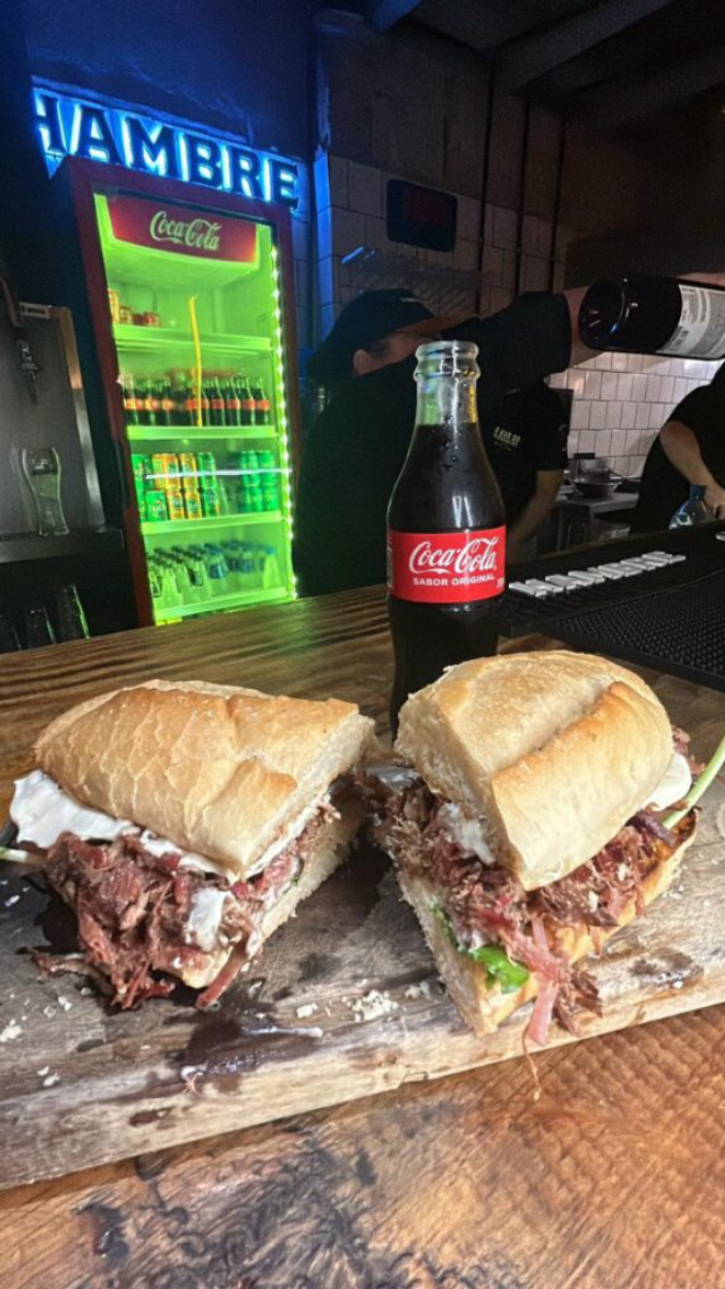 A comida de boteco no O Bar de Açougueiro pede uma Coca-Cola bem gelada