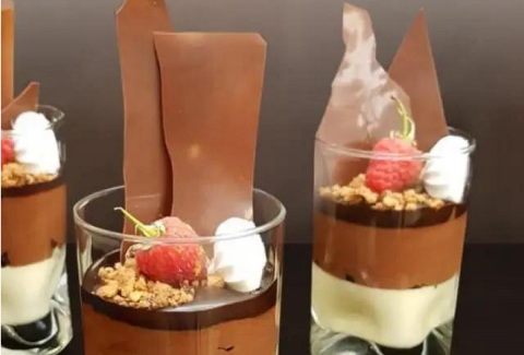 Verrine cremoso de frutas com mousse de chocolate rende até 11 porções. Saiba como fazer