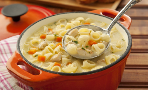 É jantar ou não? Prepare uma sopa cremosa de frango para espantar o frio