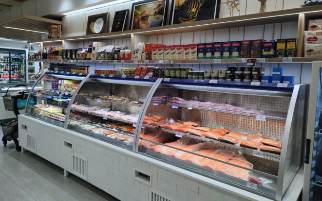 Um dos balcões da Trapiche, oferecendo para venda produtos resfriados e outros itens. | Foto: Anacreon de Téos