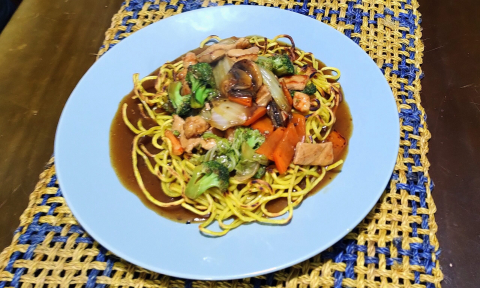 Um Yakisoba para fazer em casa. Exatamente como nos restaurantes orientais