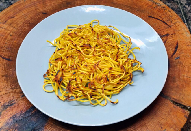 Depois de cozido e frito, o macarrão fica assim e vai para o prato à espera dos complementos. | Foto: Anacreon de Téos