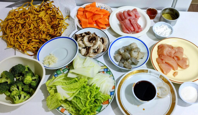 Mise en Place do Yakisoba clássico. Tudo em ordem, pronto para ser utilizado. | Foto: Anacreon de Téos