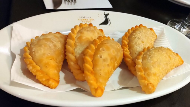 Empanadas como na Argentina: de cebola e queijo e de carne. ! Foto: Anacreon de Téos