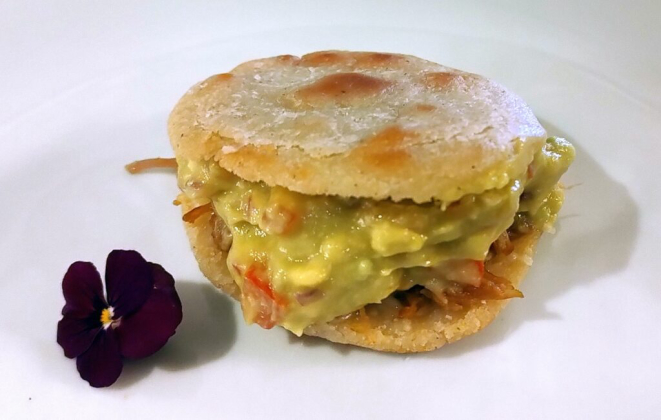 Arepa de porco desfiado, com guacamole. ! Foto: Anacreon de Téos