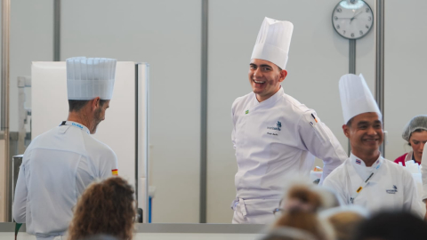 Paranaense conquista medalha de excelência como cozinheiro no WorldSkills 2024, na França