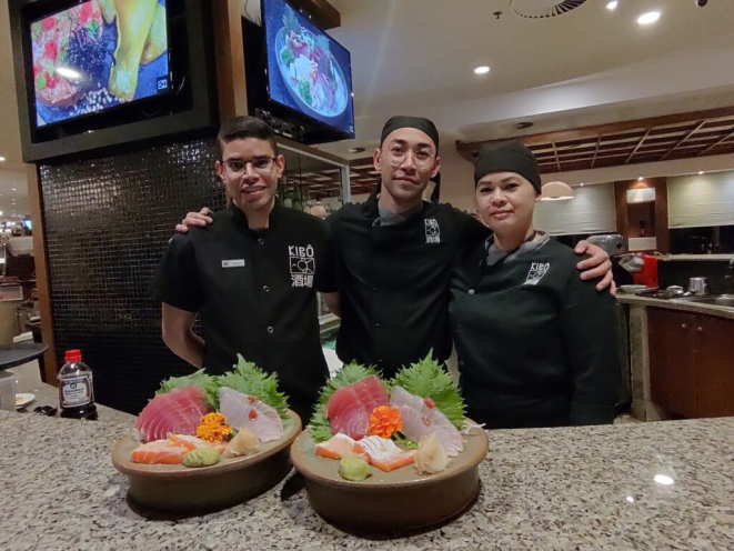 O raro registro de uma mulher no balcão de sushis, do Kibô Atibaia. | Foto: Anacreon de Téos