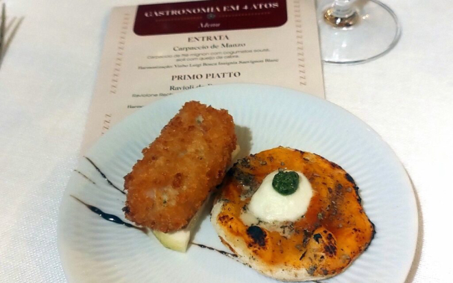 Croquete de camarão e Mini pizza, abrindo o menu degustação de Salvatore Loi. Foto: Anacreon de Téos