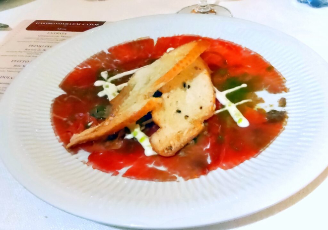 Carpaccio de manzo, uma entrada delicada e saborosa. | Foto: Anacreon de Téos