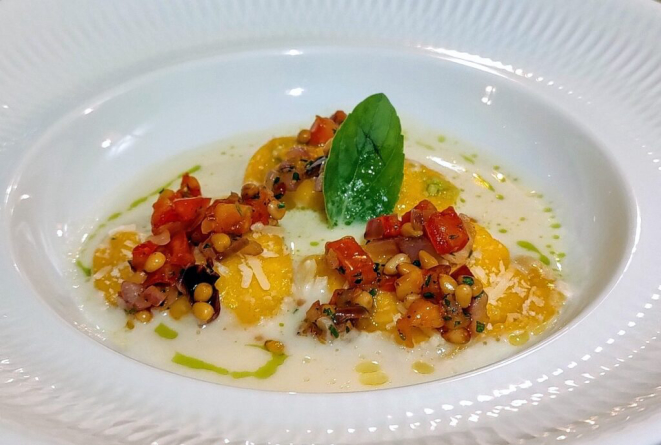 Ravióli de bacalhau, o prato de massa, com creme de batatas, azeitonas e pinólis. | Foto: Anacreon de Téos