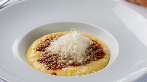 Prepare polenta cremosa com ragu bolonhesa e pancetta com receita de restaurante italiano