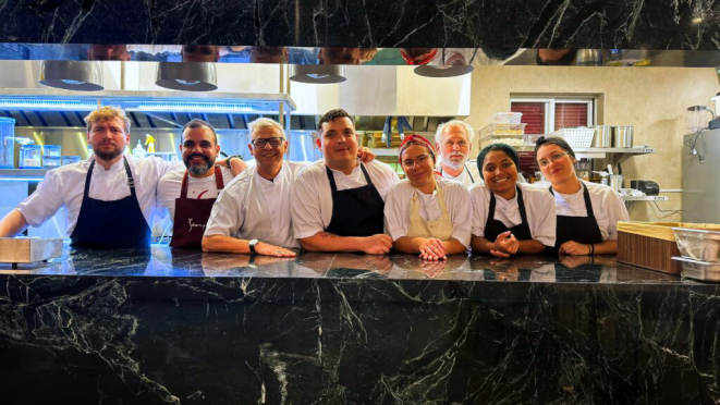 Chef Ronaldo Canha (de óculos) e a brigada do Scarpetta, que veio toda de fora, inclusive do país. | Foto: Marcela Cassou