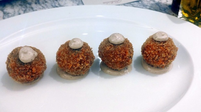 Arancini de funghi e aïoli trufado, uma das entradas do menu. | Foto: Anacreon de Téos