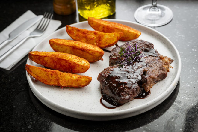 Ancho com batatas bravas, do Paco. Foto: Priscilla Fiedler.