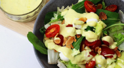 Para o calor da primavera, prepare uma salada refrescante com molho de iogurte e mostarda