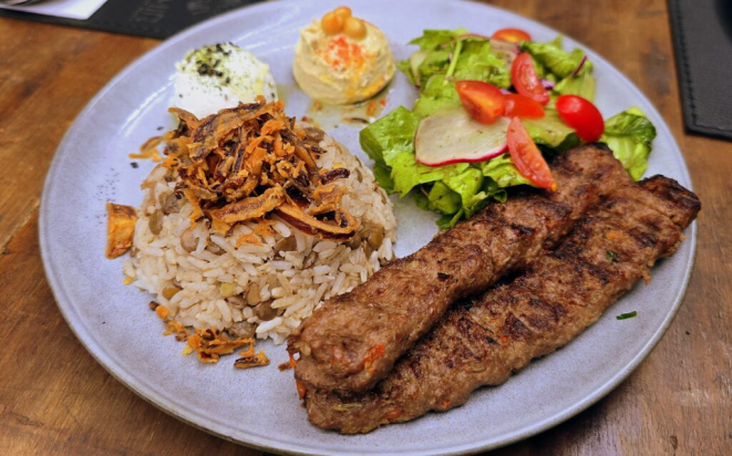 Uma das opções do menu executivo do Le Mir: Kebab, arroz com lentilha, salada fatuche, coalhada e homus. 