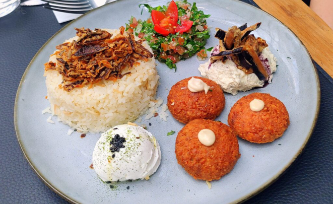 Outra opção de menu executivo, montada pelo cliente: Falafel, coalhada, babaganoush, tabule e arroz com aletria. | Foto: Anacreon de Téos