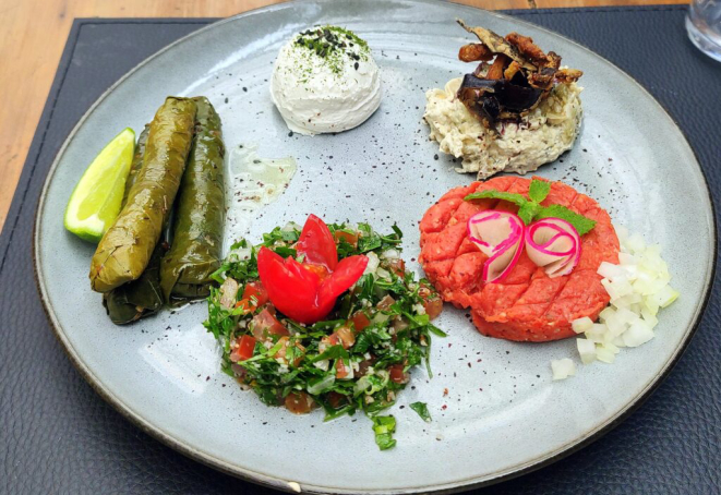 Prato montado pelo cliente, no menu executivo do Le Mir: Charuto de uva, tabule, quibe cru, babaganoush e coalhada seca. | Foto: Anacreon de Téos