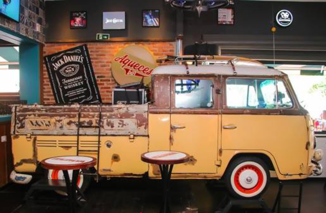 A tradicional Kombi permanece como elemento decorativo do bar. Foto: divulgação