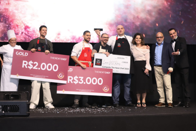 André Zioli recebe o troféu e o cheque, prêmios pelo título do The Next Chef, na noite de 23 de setembro deste ano. Foto: Silvestre Laska