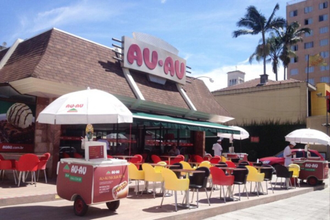 Au-Au Lanches completa meio século como ícone de Curitiba