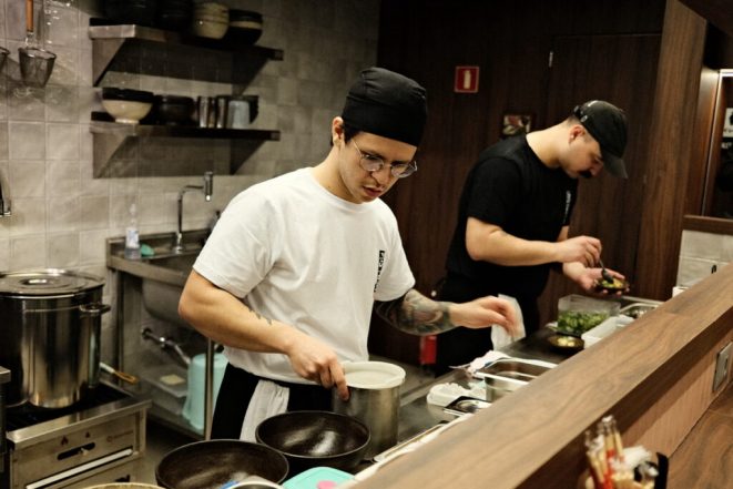 Guilherme Takeuchi (esq.), chef do Yujin Ramen. Crédito: Washington Takeuchi