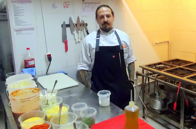 Chef Lucas Krebs na cozinha do Katezzi. Ele elaborou todo o interessante menu da casa. Foto: Anacreon de Téos