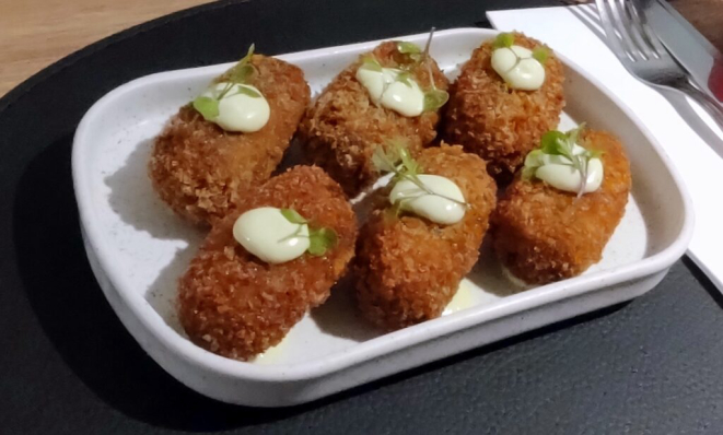 Croquete de costela defumada, com aïoli de pimenta verde, entrada saborosa. Foto: Anacreon de Téos