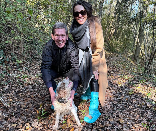 Junior Durski e a esposa Kethlen, com a cadela Léa, especialista na caça às trufas. | Foto: Divulgação