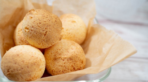 Pão de queijo com parmesão, meia-cura e gouda: saiba como fazer este clássico com três queijos