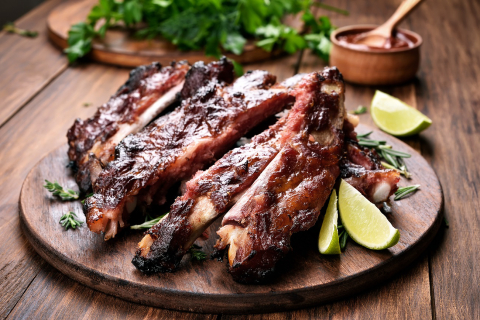 Para o almoço de sábado: prepare costeletas de porco grelhadas com limão