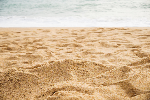 Com direito a 'pé na areia', Pátio Batel recebe praia urbana temática da cerveja Corona