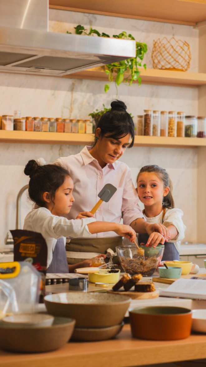 Manu Buffara com as filhas: "Um bilhetinho com palavras de carinho ou um corte divertido nas frutas pode animar a refeição", sugere a chef no preparo da lancheira. 