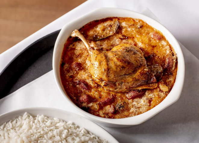 O Cassoulet vem do Languedoc-Rossignon e é finalizado com uma coxa de pato confitada por cima. | Foto Nakayama Teixeira