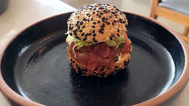 <em>Sanduba de atum, pão de gergelim, iogurte com wasabi e salada</em>, uma das entradas do menu executivo do Feér. | Foto: Anacreon de Téos