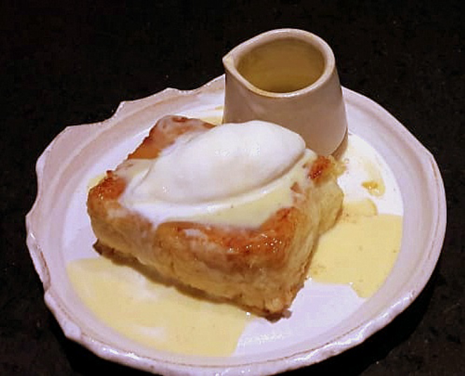 Outro clássico do chef que permanece no repertório: Rabanada com doce de leite, sorvete de leite e calda de fava tonka. | Foto: Arquivo