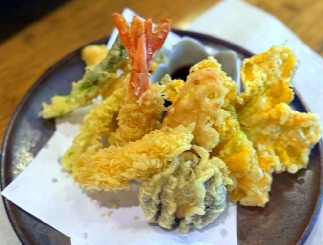 Tempura Fujii: Raiz de lótus, camarão, aspargo, batata-doce ou cabotiá e flor&nbsp;de&nbsp;abóbora. | Foto: Divulgação