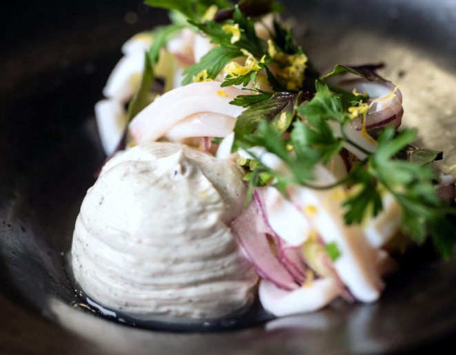 Flatbread 30% integral, creme de ricota noisette, lula com óleo de gergelim torrado, nirá e pimenta de cheiro, raspa de limão siciliano, salsinha e manjericão roxo. | Foto: <em>Munir Bucair Filho</em> 