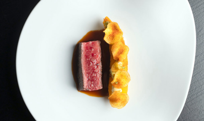 Short Rib de Wagyu assada, batata-salsa cozida no caldo de legumes e frita, vinagrete de couve-flor, crocante de batata-salsa, glace de porco. | Foto: <em>Munir Bucair Filho</em> 