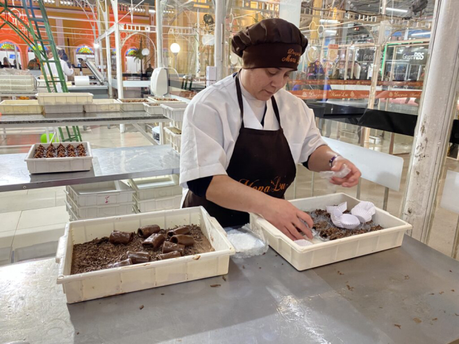 Visitantes podem ver a produção sendo feita na Cidade do Doce | Foto: Laura Tedesco/Bom Gourmet