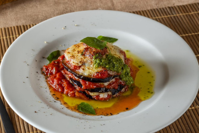 Melanzane al forno - a berinjela recheada com muçarela de búfala, molho ao sugo e pesto de manjericão, agora tudo mais suculento. | Foto: Divulgação