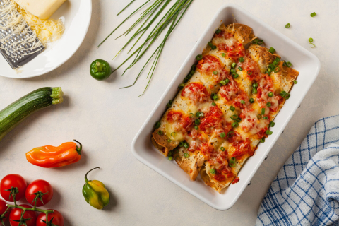 Panqueca de liquidificador com frango e molho de tomate fresco. Aprenda!