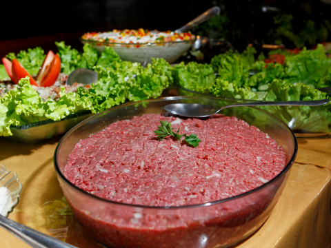 Veja como preparar quibe cru, clássico da culinária árabe