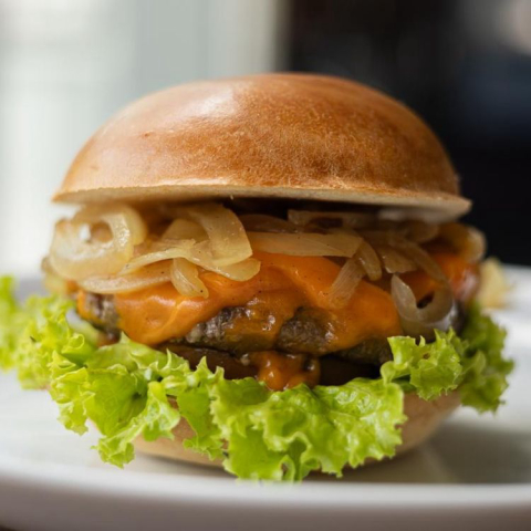 Hard Rock Cafe Curitiba no CWBurguer 2026: Bacon Burger e Pulled Pork Burger por R$ 39
