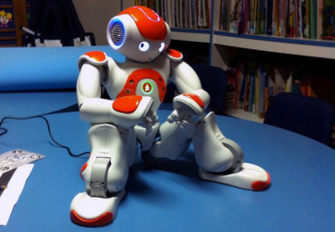 Robô ajuda a ensinar alunos de escola curitibana