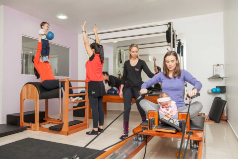 Bebês acompanham as mães no Pilates