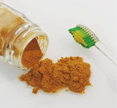 Saída natureba: Bela Gil recomenda cúrcuma para escovar os dentes